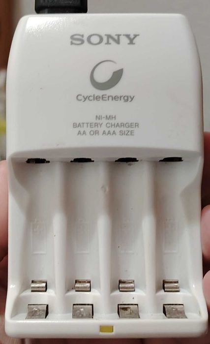 Sony зарядно за Ni-MH батерии, размер АА и ААА