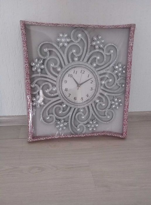 Красив стенен часовник