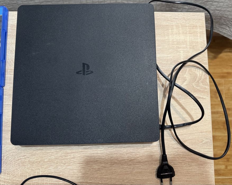 PS4 slim, controller negru, 8 jocuri