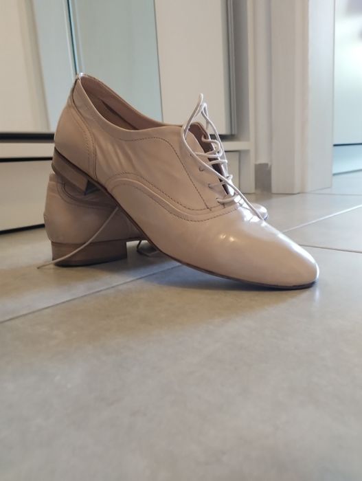 Vând pantofi din piele naturala