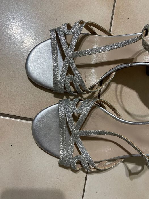 Сребристи сандали на ток Estrada