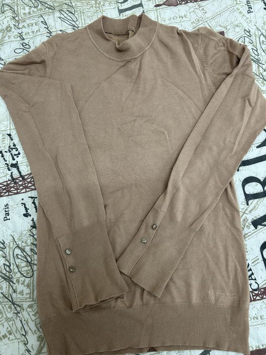 Блузка Guess и бяла блуза със пуловер