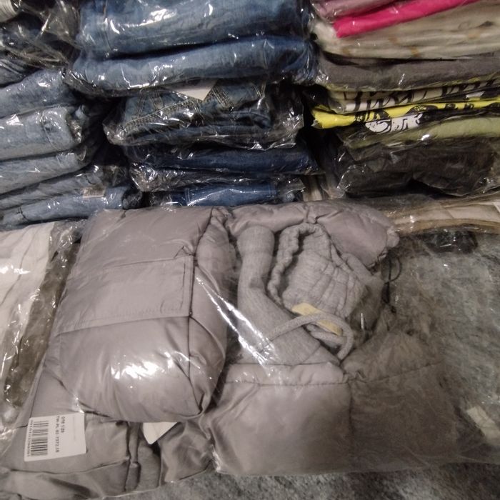 Дамски дрехи за ликвидация от затворил магазин.