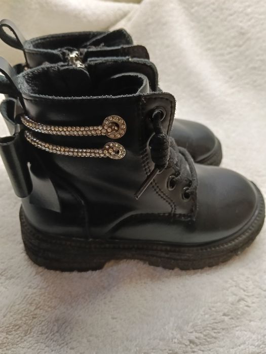 Продам осенние ботиночки на девочку