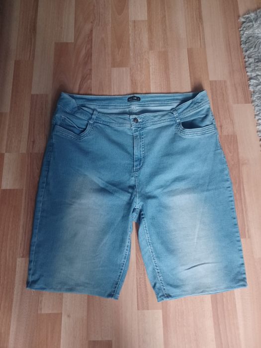 Pantaloni scurți