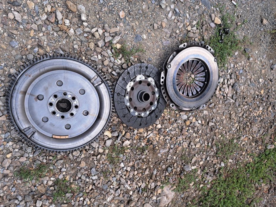 Демпферен маховик и съединител за Тойота Авенсис 2.0 D !