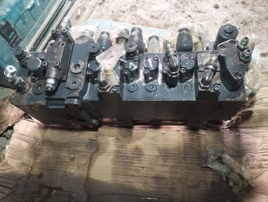 Распределитель экскаватора погрузчика Каматсу