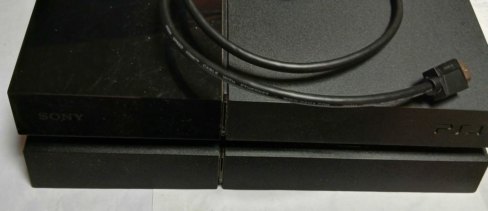 PlayStation 4 с контролер