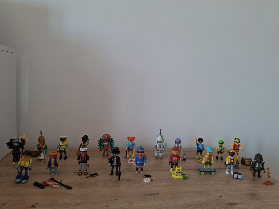 Vand lot cu 20 figurine Playmobil seria 25