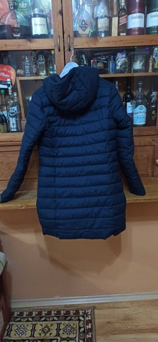 дамско яке Anti Blue р-р М-35 лв; дамски суитчър Russell р-р М-18 лв.