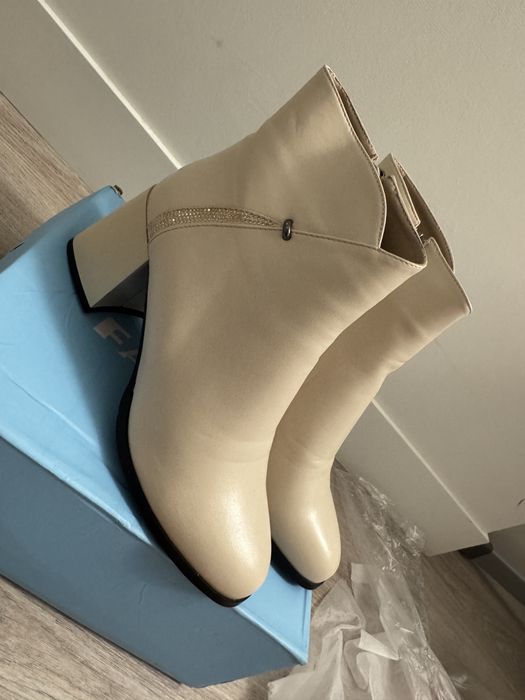 Пподаются женские полуботинки