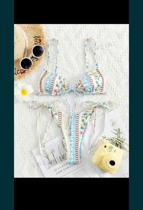 Costum de baie alb cu flori