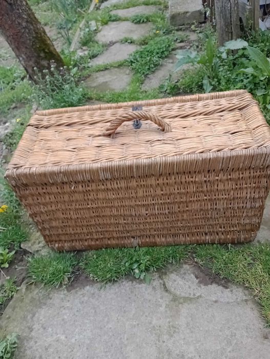 Антики Винтидж  Плетен куфар от миналия век /Антика/
