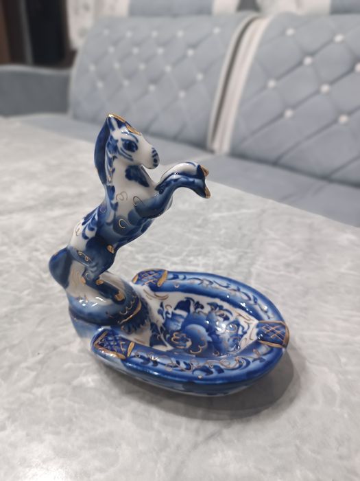 Пепельница фарфоровая лошадь