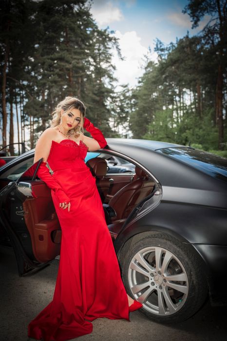 Сатенена червена рокля