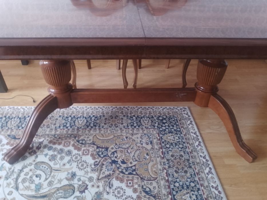 Стол со стульями в гостинную.