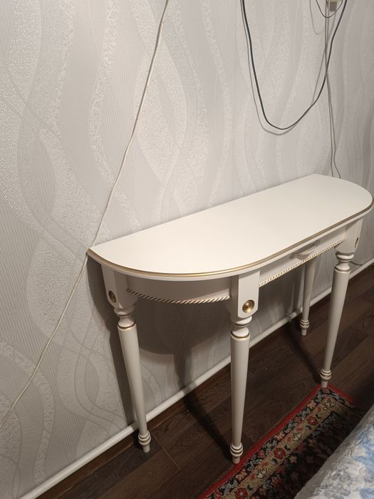 Продам консоль, цвет слоновая кость.