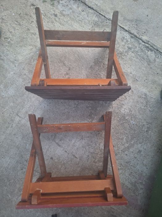 Set 2 scaune mici de lemn