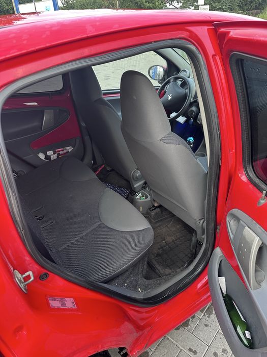 Peugeot 107 roșu ferrari
