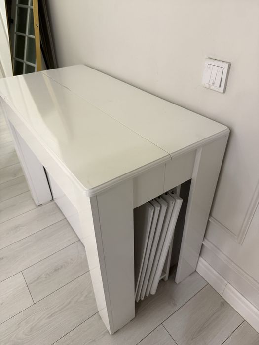 стол для гостей.