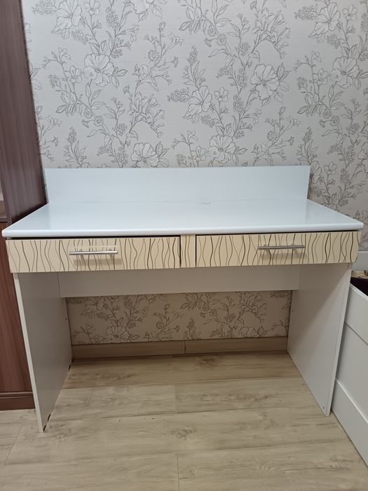 Продам туалетный стол