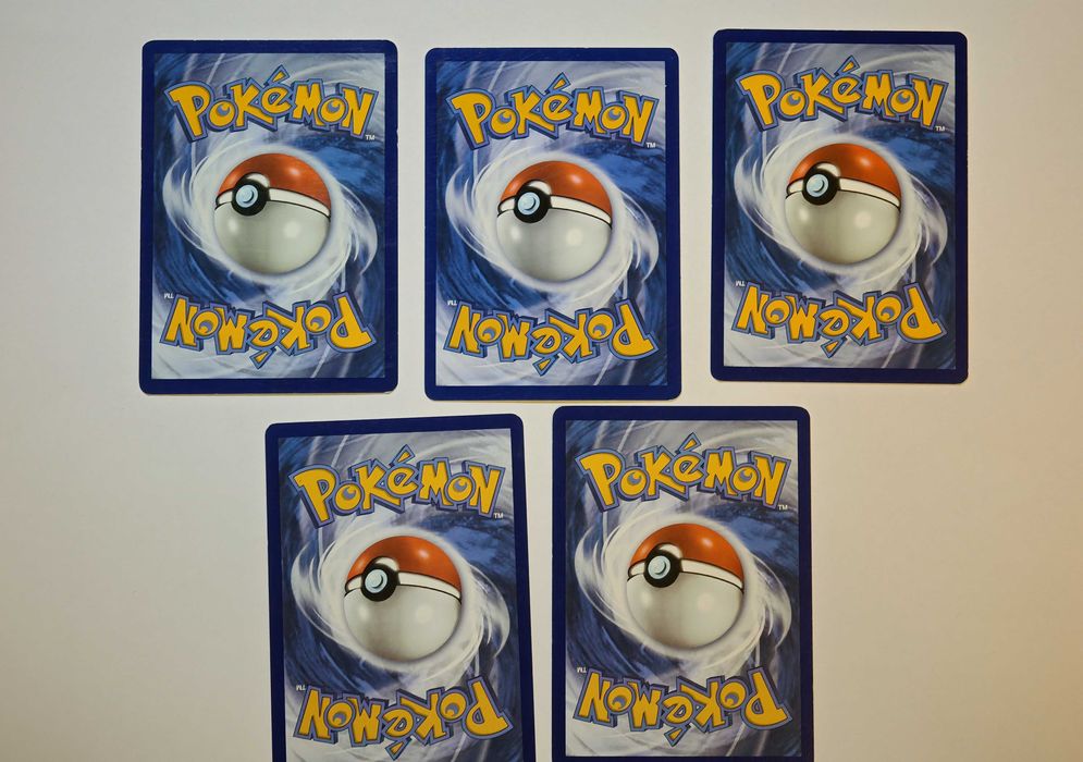 Lot 19 Pokémon Cards - Charizard, Squirtle Holo, Dragonite, Umbreon