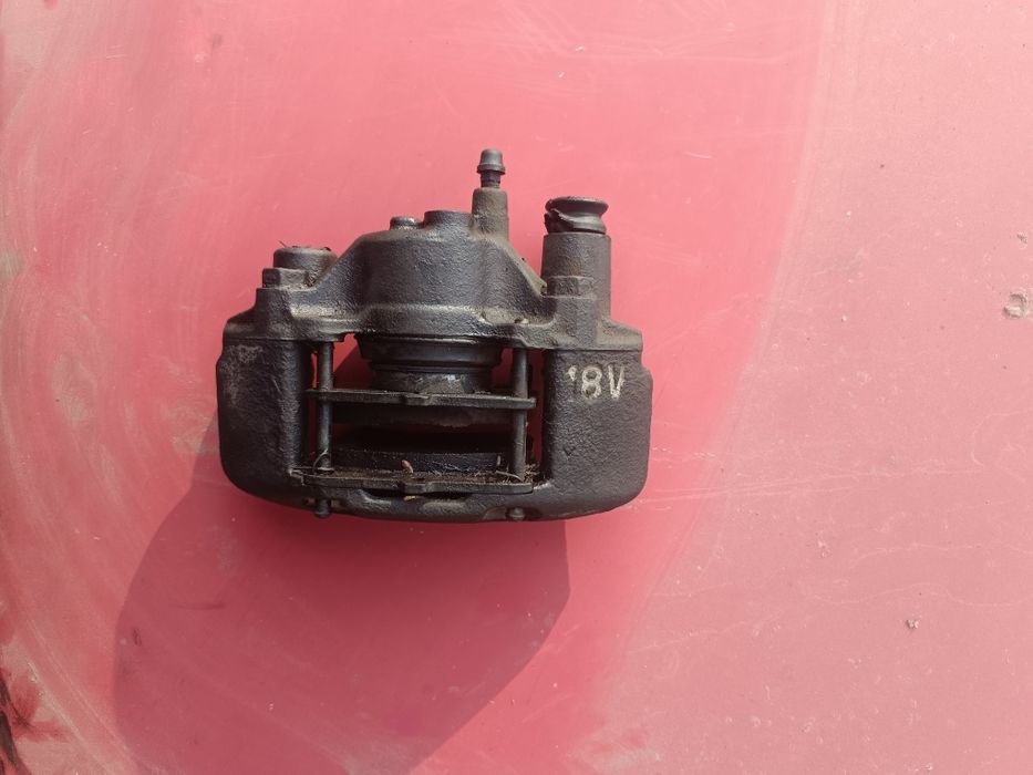 Суппорт левый на Mazda 323 BF