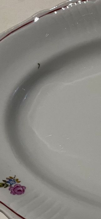 Голямо елипсовидно, порцеланово плато с маркировка.