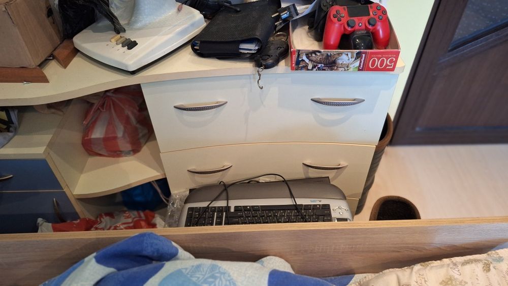 Продавам Гардероб тоалетка и нощни шкафчета