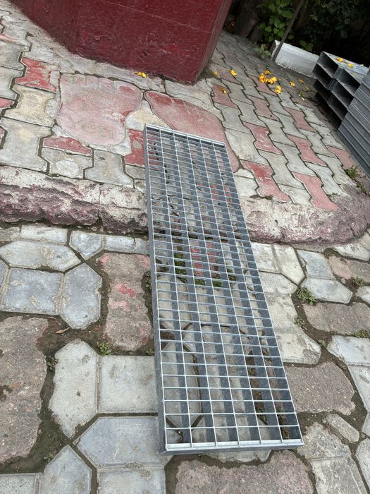 Trepte zincate pentru scări metalice