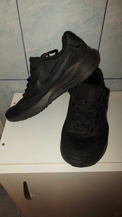 Adidași Nike negri