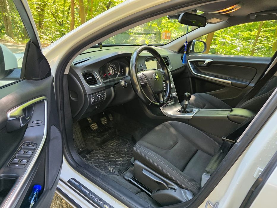 Volvo V60 (2015) • 1.6 Diesel (115 CP) • Alb Perlat