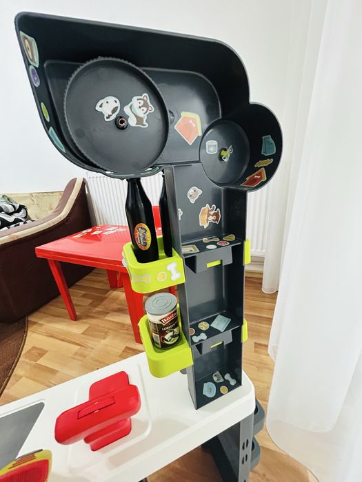 Magazin MaxiMarket rosu