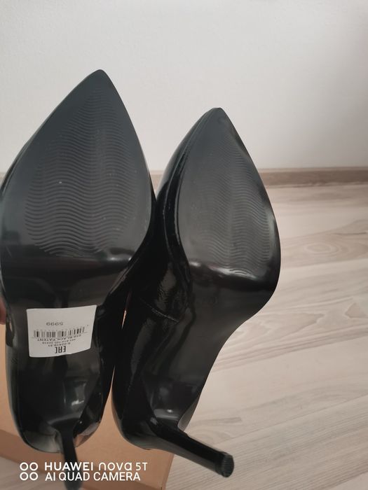 Vând pantofi lăcuiți eleganti noi