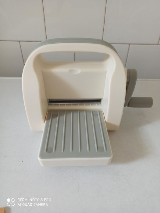 Mini mașină de tăiat și ștanțat Rayher. (NOUĂ)