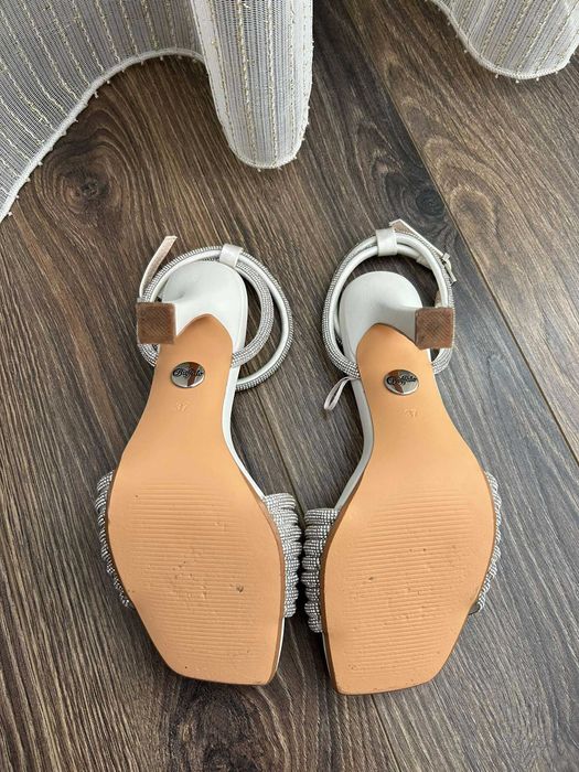 Бели сандали с ток - Buffalo