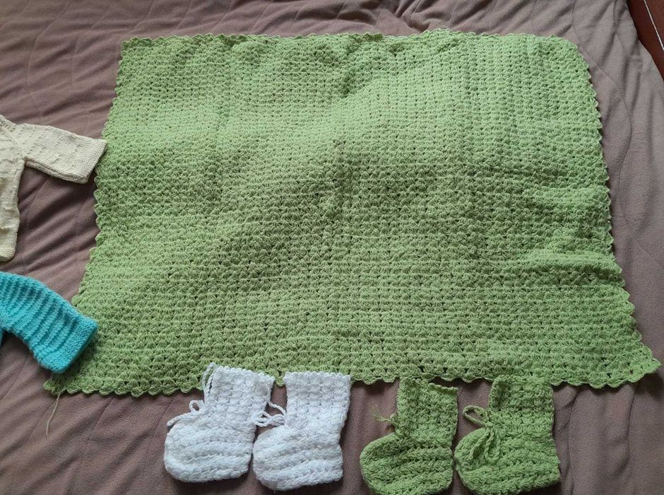 Ръчно плетени дрешки за новородено, терлички