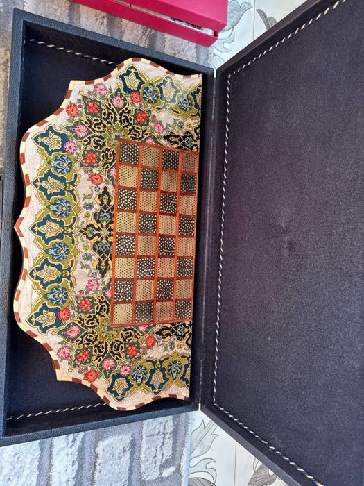 Продается шахматная доска и шахматные фигурки