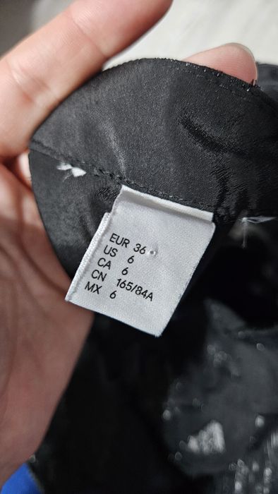 Блестяща черна рокля