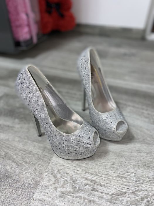Pantofi cu sclipici si pietricele