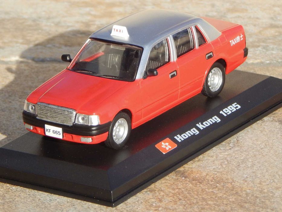 Macheta Toyota Crown Comfort Hong Kong Taxi 1995 cu postament scara 1:43 Amercom