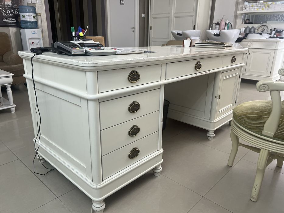 Vand echipamente si mobilier salon