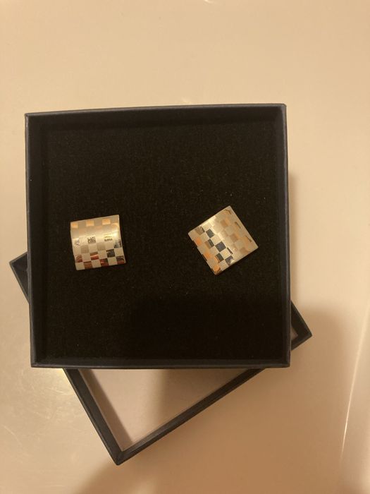 Butoni placati cu platina cu model tabla de sah/carouri