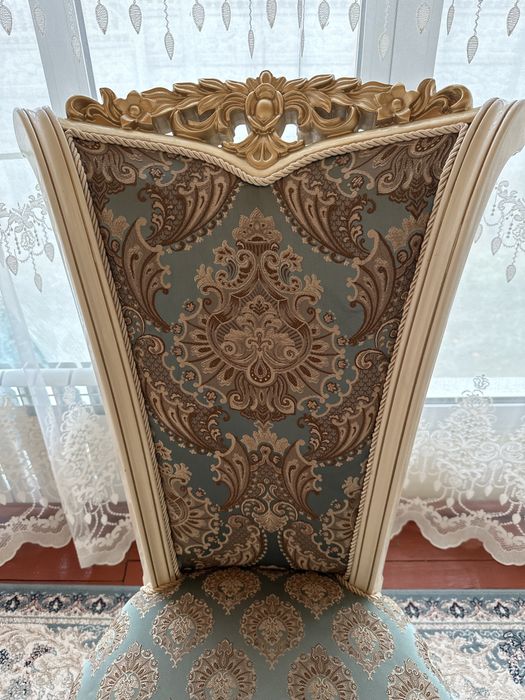 Стулья королевские ( стол в подарок)