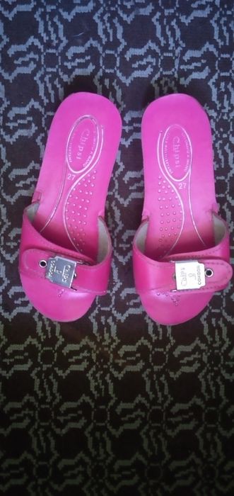 Продаются   шлёпанцы на девочку 3-5 лет.