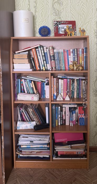 Книжная полка в очень хорошем состоянии