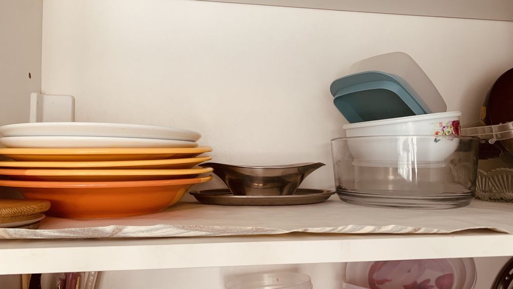 Посуда  , тарелаи, чашки, вазочки .