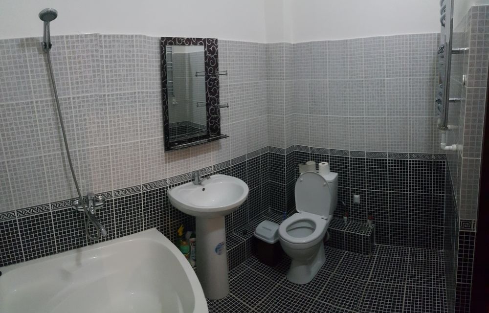 Центр, Ташкент гостиницанын алдында. 75 м2 4 этаж  2 хана