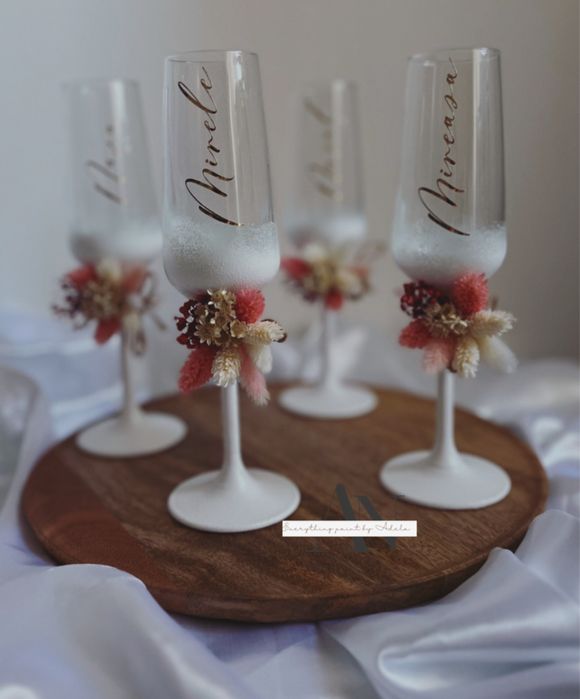 Aranjamente pentru paharele de nunta