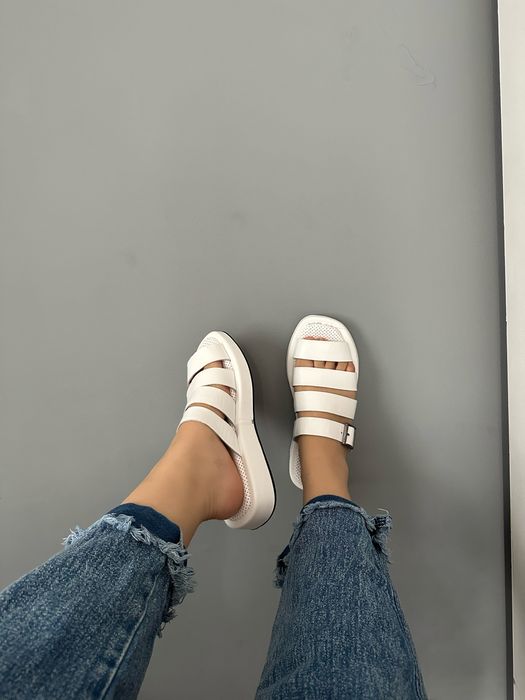 Женские сандалии